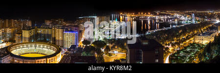 Vue pittoresque de la ville de Malaga rougeoyant colorés en nuit Banque D'Images