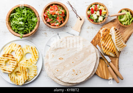 Ingrédients pour tacos de poulet avec légumes grillés un ananas Banque D'Images