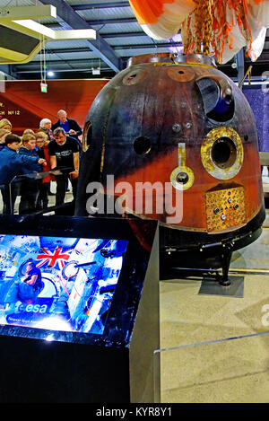 Tim Peakes russe Soyouz Space Craft capsule et les enfants de l'école désireux Shildon Railway Museum Banque D'Images