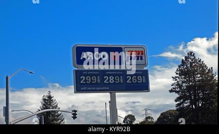 Arco gas station signe à ampm store, Californie Banque D'Images
