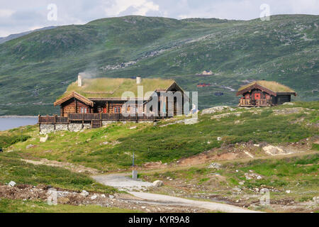 Maisons en bois construites en norvégien technique traditionnelle utilisée dans l'époque médiévale et Viking avec l'herbe sur les toits dans le comté de Sogn og Fjordane en Norvège Banque D'Images