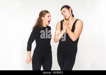 Femme en colère et rugir à l'homme. L'homme ont un drôle de look. Studio shot, isolé sur fond blanc Banque D'Images