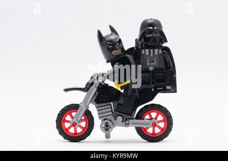 Scooter Lego Darvader Junto Com Batman Andando De Bicicleta Fotografia  Editorial - Imagem de fundo, lambreta: 185334497