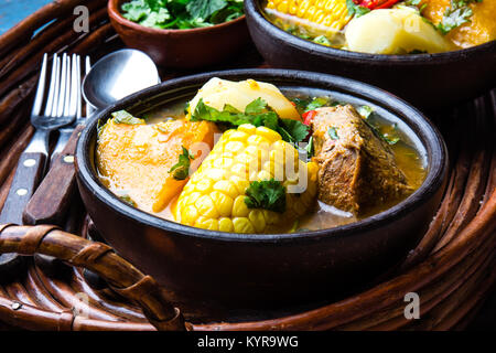 Chilien d'Amérique latine de la nourriture. Chilien traditionnel cassolette de cerdo avec chuchoca. Soupe de porc aux pommes de terre, maïs potiron. servi dans un bol d'argile de Pomai Banque D'Images