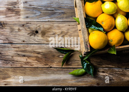Fort d'agrumes citron et orange avec des feuilles. Vue d'en haut. Concept de récolte, copy space Banque D'Images