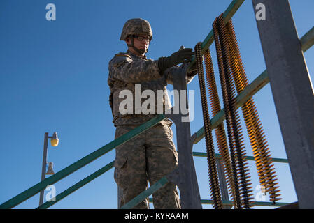 Réserve de l'armée américaine de la CPS. Austin Hystead, 56e Compagnie de Police Militaire, étapes de qualification des munitions avec une mitrailleuse M240B pendant l'utilisation de l'acier froid II à Fort Hunter Liggett, Californie, 5 décembre 2017. Environ 100 soldats de la police militaire La Police militaire avec le 200e a participé à l'opération de commande d'acier froid, la plus grande opération de tir dans l'histoire de la réserve de l'armée conduite par l'armée américaine Réserver et accueilli par le 79e Commandement de soutien de théâtre, former des soldats à travailler en équipes de tir avec des armes collectives. (U.S. Réserve de l'armée Banque D'Images