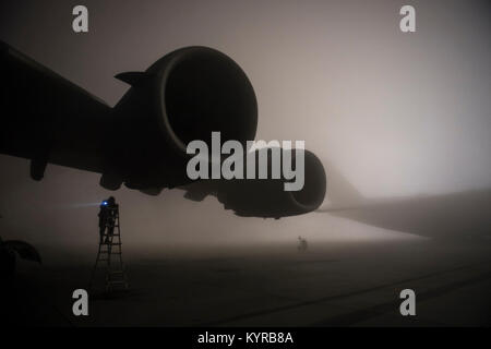 Un chef d'équipe de l'US Air Force assigné à la 379e Escadron de maintenance expéditionnaire inspecte le moteur d'un C-17 Globemaster III à Al Udeid Air Base, Qatar, le 22 décembre, 2017. La 379e EAMXS est une équipe composée de la force totale d'aviateurs et d'aéronefs de plus de 70 modèles différents de service actif, Garde côtière canadienne, et de la force de réserve des six différents fournisseurs de cellules. (U.S. Air Force Banque D'Images