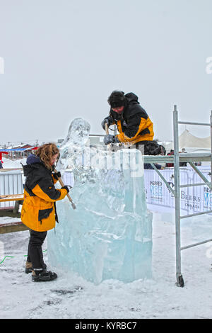 Sculpteurs sur Glace travaillant à la De Beers a inspiré la sculpture sur glace Championnat TNO, Long John Winter Festival Jamboree, Yellowknife, Territoires du Nord-Ouest. Banque D'Images