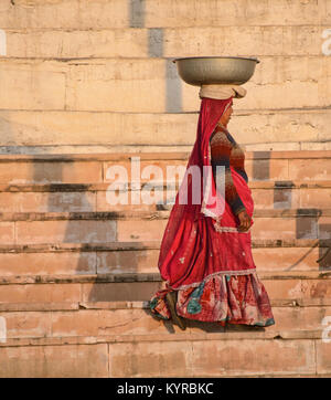 Femme transportant pot à Pushkar, Rajasthan, India Banque D'Images