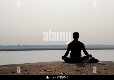 L'homme indien prie en Gange ghat de Varanasi en Inde. Banque D'Images