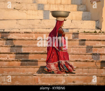 Femme transportant pot à Pushkar, Rajasthan, India Banque D'Images