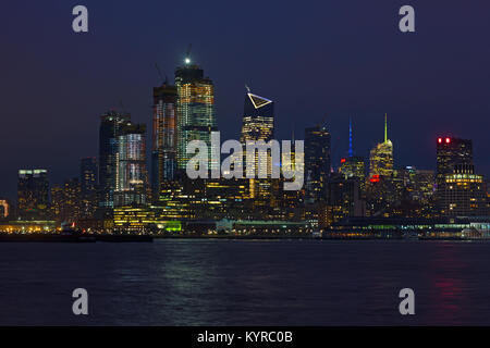 NEW YORK, USA - Le 22 décembre 2017 : Hudson River Waterfront de Manhattan au soir après le solstice d'hiver. Banque D'Images