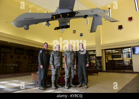 Le général Mike Holmes, commandant de l'Air Combat Command, Brig. Mgén Andrew Toth, le CAC Directeur des opérations, le colonel Paul Murray, 99e escadre de la base aérienne et le Colonel Julian Cheater, 432e/432e Escadre Commandant de l'Escadre aérienne expéditionnaire posent en groupe Banque D'Images