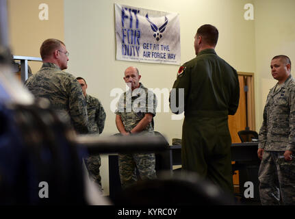 Le général Mike Holmes, commandant de l'Air Combat Command, tours le prédateur centre de remise en forme au cours de sa visite à Creech Air Force Base, Nevada, le 6 janvier 2018. Le colonel Paul Murray, 99e escadre de la base aérienne et le Colonel Julian Cheater, 432e Escadre/432e Escadre expéditionnaire de la commandant, discuté des aspects uniques de l'équipe assurer Creech est en forme pour le travail. (U.S. Air Force Banque D'Images