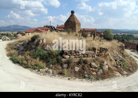 Vieux cimetière musulman de village, Turquie Banque D'Images