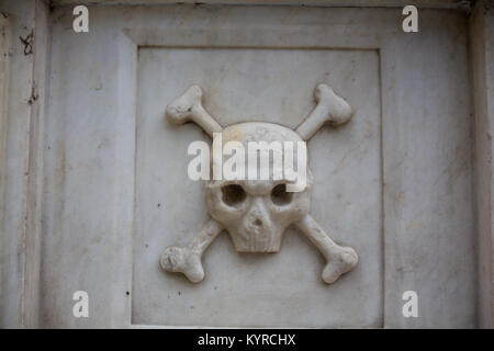 Crâne et os sur le tombeau en Bulgarie. Banque D'Images