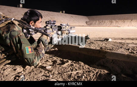 Un commando Afghan maintient la compétence de tir pendant un exercice de routine dans la province de Kandahar, en Afghanistan, le 9 janvier 2018. Les commandos de l'Armée nationale afghane sont les mieux formés de soldats d'infanterie légère à l'origine d'environ 70  % de toutes les offensives sur le terrain, opérations ciblant les Talibans et d'ISIS-K. (U.S. Army Banque D'Images