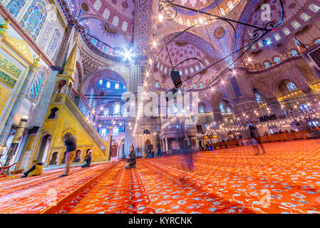 Les musulmans priant dans la Mosquée Bleue appelée aussi Mosquée Sultan Ahmed ou Mosquée Sultan Ahmet.Istanbul,Turquie- 11 MARS 2017 Banque D'Images