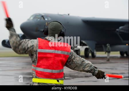 Airman Senior Nicholas Hyatt, 5e Escadron de maintenance des aéronefs, marshals un B-52 Stratofortress à l'arrivée de RAF Fairford, Angleterre le 9 janvier 2018. Environ 300 aviateurs et l'équipement de soutien de la 5e Bomb Wing, Minot Air Force Base, N.D., déployés à RAF Fairford pour effectuer l'intégration et la formation. théâtre Avec formation de partenaires, aux nations alliées et d'autres unités de l'US Air Force contribue à la 5e Escadre bombe prête à contribuer et forces postured. (U.S. Air Force Banque D'Images