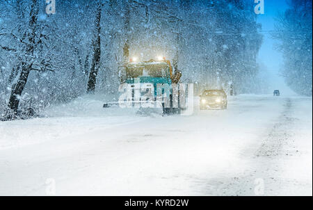 Chasse-neige faisant l'enlèvement de la neige au cours de blizzard Banque D'Images