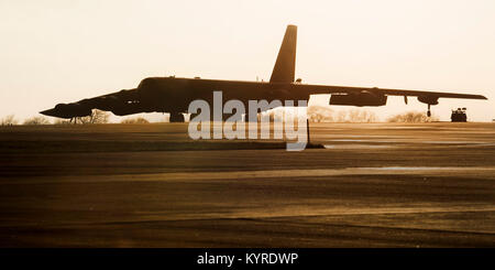 Un B-52H Stratofortress affecté à Air Force Global Strike Command taxis à RAF Fairford, Angleterre, 10 janvier 2018. Avions, aviateurs et l'équipement de soutien de la 5e Bomb Wing, Minot Air Force Base, N.D., déployée à RAF Fairford, d'effectuer l'intégration et la formation de vol de théâtre. (U.S. Air Force Banque D'Images