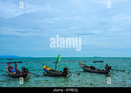 Trois bateaux de pêche flottant sur la mer en journée ensoleillée Banque D'Images