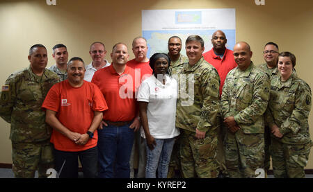 Le projet de loi de matériaux, ou BOM Squad, Groupe de travail du personnel de restauration Alimentation, U.S. Army Corps of Engineers, est : (de gauche à droite) Le Sgt. 1re classe Juan Ortiz-Feliciano, Joseph Barajas, Tim Thompson, L'Tanya "Tammi" Jeffries, le Major Stewart A. Cathey Jr., Capt Cesar Zayas, 1er lieutenant Jillian Longacre, Capt Justin Yellico, Randy Crapps, Darren Branham, le major Gerald W. Alphonse Lonclas III, Daniel S. Brown, et le Major Jésus Perez. La MOB Squad a pour mission d'identifier et d'acquérir les matériaux, maintenir leur responsabilité, et de distribution de ce matériel le plus rapidement possible à la main-d'œuvre du contrat la restauration les élus Banque D'Images