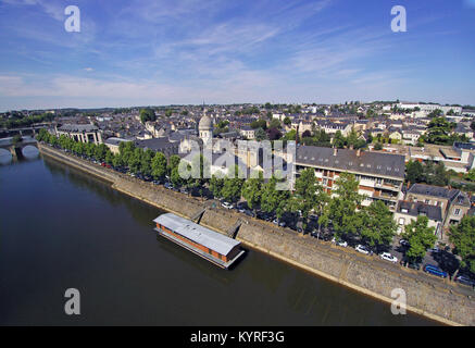 Laval (Bretagne, nord-ouest de la France) : Vue aérienne de la ville avec la Banque D'Images