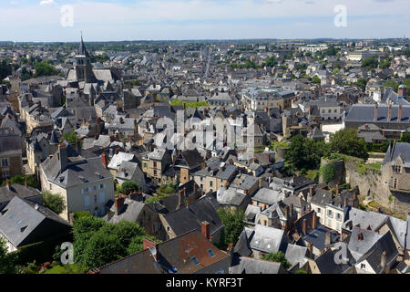 Laval (Bretagne, nord-ouest de la France) : Vue aérienne de la ville avec la vieille ville au premier plan Banque D'Images