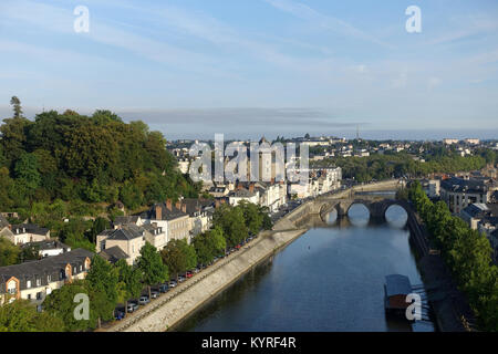 Laval (Bretagne, nord-ouest de la France) : Vue aérienne de la Mayenne, traverser la ville avec le château (château) sur la gauche Banque D'Images