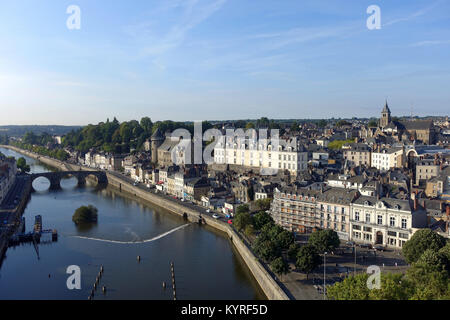 Laval (Bretagne, nord-ouest de la France) : Vue aérienne du centre-ville avec le château (château) par la Mayenne, l'ancien palais de justice la construction d'un Banque D'Images