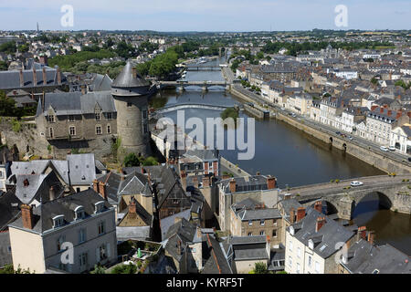 Laval (Bretagne, nord-ouest de la France) : Vue aérienne du centre-ville avec le château (château), la vieille ville et de la Mayenne Banque D'Images