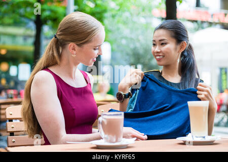 Jeune femme à la mode asiatique montrant à son meilleur ami un nouveau t Banque D'Images