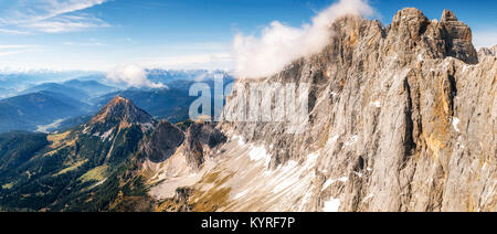 Vue panoramique vue aérienne de pistes de ski de Dachstein glacier avec plateau et les montagnes. L'Autriche Banque D'Images