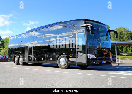 SALO, FINLANDE - le 14 juin 2014 : Mercedes-Benz Travego noir-bus s'arrête au parking de bus. À l'IIA, Daimler présente la version de sécurité Coach bus Travego Banque D'Images