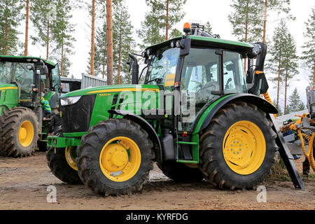 JAMSA, FINLANDE - le 30 août 2014 : John Deere John Deere 5100M présente le tracteur à l'utilitaire FinnMETKO 2014. Banque D'Images
