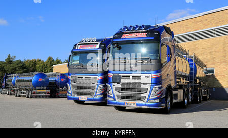 TURKU, FINLANDE - le 13 septembre 2014 : Deux nouveaux Volvo FH camions-citernes chimiques par un entrepôt. Selon Cefic, sortie de l'UE sur les produits chimiques est en hausse de 1,8 par le cen Banque D'Images