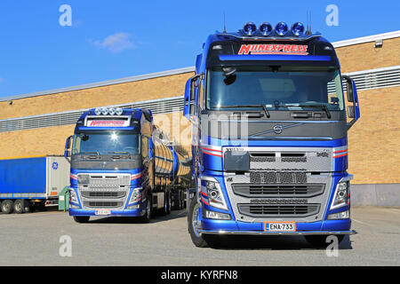 TURKU, FINLANDE- 13 septembre 2014 : Deux nouveaux Volvo FH camions-citernes chimiques par un entrepôt. Selon Cefic, sortie de l'UE sur les produits chimiques est en hausse de 1,8  % Banque D'Images