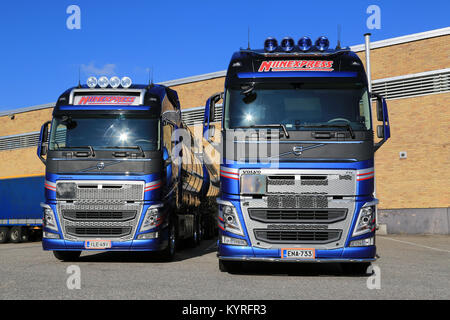 TURKU, FINLANDE - le 13 septembre 2014 : Deux nouveaux Volvo FH camions-citernes chimiques sur un chantier. Selon Cefic, sortie de l'UE sur les produits chimiques est en hausse de 1,8 p. 100 durant Banque D'Images