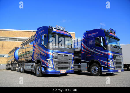 TURKU, FINLANDE - le 13 septembre 2014 : Nouveaux Volvo FH 500 camions-citernes chimiques sur un chantier. Selon Cefic, les produits chimiques de l'UE exportations nettes ont atteint 14,8 Banque D'Images