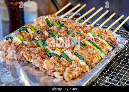 Brochette de bambou sur la viande de poulet et légumes savoureux (mélange d'aliments de rue de la Corée du Sud) Banque D'Images