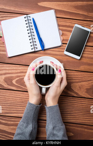 Passage shot of woman holding Coffee cup Banque D'Images