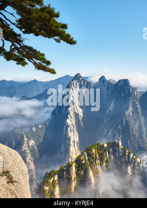 Vue panoramique du Mont Hua (Huashan), l'un des plus populaires destinations de voyage en Chine. Banque D'Images