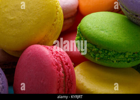 Gâteau macarons colorés. Macarons Gros plan sur fond blanc. Close up macro photo Banque D'Images