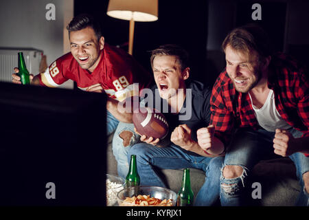 Les hommes excités soutenir leur équipe Banque D'Images