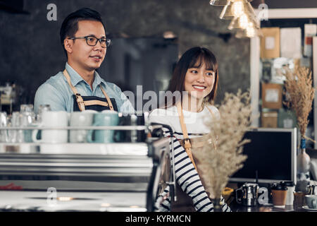 Serveur Barista Asie sourire et parler au client dans un café, deux cafés au propriétaire d'un bar, comptoir d'aliments et de boissons Service de l'esprit d'entreprise,concept concept Banque D'Images