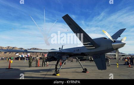 Un MQ-9 Reaper affecté à la 432e Escadre/432e escadre expéditionnaire aérienne se trouve sur la piste que l'US Air Force Thunderbirds voler au-dessus de lui à l'Aviation 2017 Nation Air and Space Expo, le 11 novembre 2017, à Nellis Air Force Base, Nevada l'événement de deux jours présenté certains de l'Air Force's premier avion et un personnel dédié à la supériorité aérienne et a servi de la cérémonie de clôture du 70ème anniversaire. (U.S. Air Force Banque D'Images