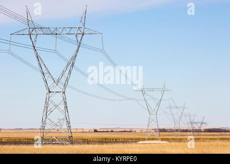 Les tours de transmission à travers le lac des Prairies Banque D'Images