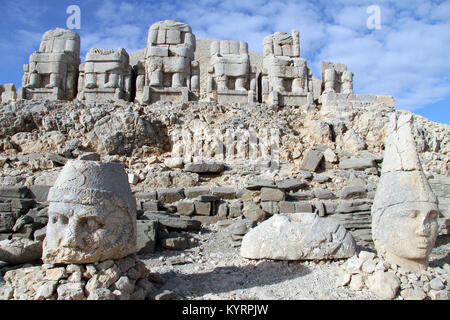 Têtes de pierre et des statues sans tête sur le sommet du mont Nemrud, Turquie Banque D'Images