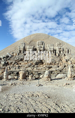 Têtes de pierre sur le sommet du mont Nemrud en Turquie Banque D'Images